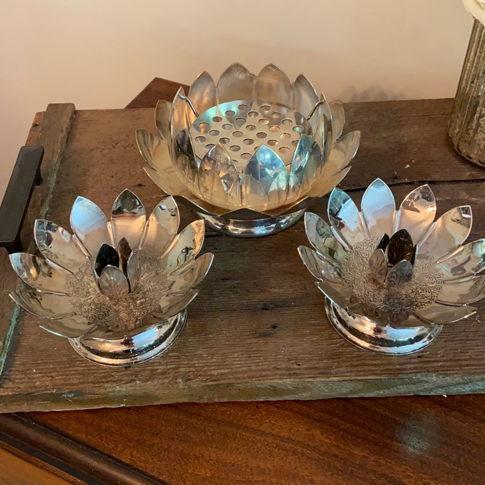 2 silver petal candlesticks&matching vase frog